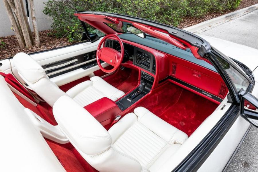 Интерьер Buick Reatta Convertible Select 60 (4EC97) 1990 года  (фото 19 из 49)